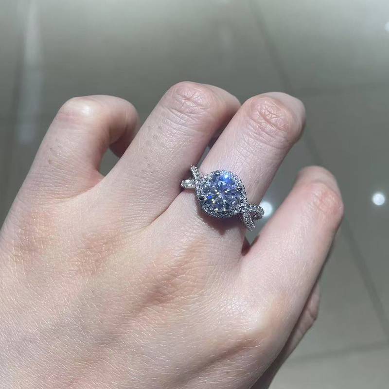 扭臂圆包女戒S925银镀白金定制选款主石莫桑钻2.0ct/副石高碳钻